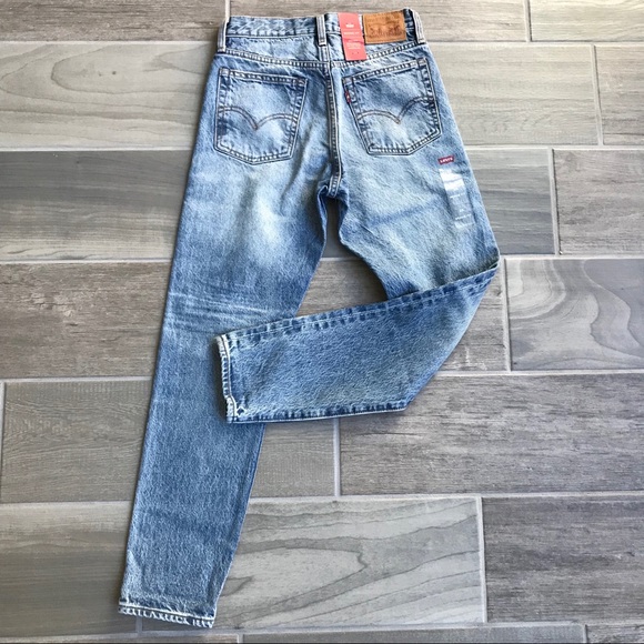 LAST ONE Leviโs Iconic Selvedged Wedgie Fit Jeans - Picture 3 of 8